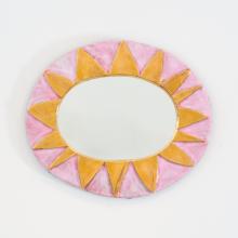 Miroir mural ovale en céramique émaillée rose et or, de Mithé Espelt. Motif rayonnant évoquant un soleil stylisé, intitulé Mexico, incarnant l’esthétique solaire et onirique de l’artiste.