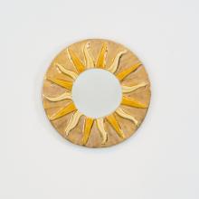 Miroir rond en céramique émaillée dorée, modèle Soleil par Mithé Espelt, circa 1958. Motif rayonnant inspiré de l’astre solaire, fabriqué à la main dans l’atelier de l’artiste à Lunel.