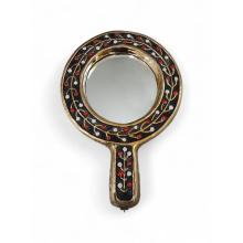 Rare miroir à main “Guirlande” par Mithé Espelt, circa 1950, en céramique émaillée noire décorée de guirlandes dorées et de motifs polychromes. Pièce emblématique de l’art décoratif français de l’après-guerre.